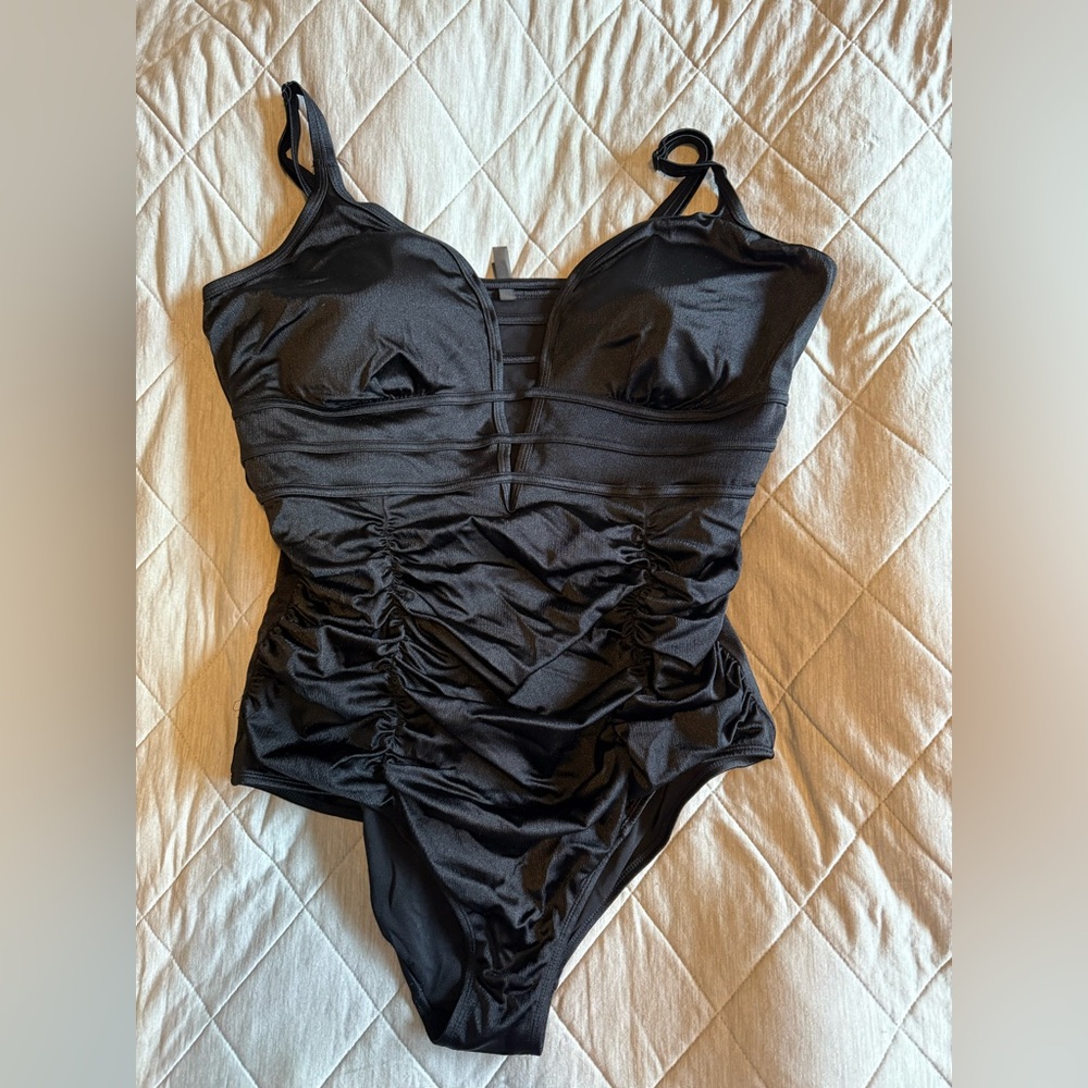 Gently Loved 3x Wireless Torrid one piece w/ adjustable straps